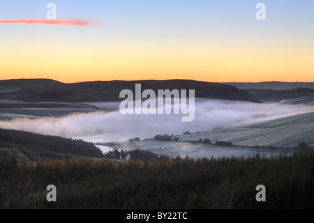 Llyn Clywedog in der Morgendämmerung mit Nebel über den Stausee. Powys, Wales. Stockfoto