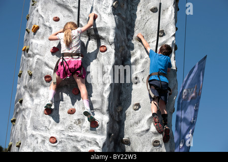 England, Devon, Woolacombe. Kinder Skalierung eine künstliche Kletterwand Woolacombe Bay Holiday Park. (MR) Stockfoto