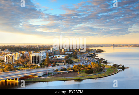 Blick über den Swan River, South Perth und Comer See. Kings Park entnommen bei Sonnenaufgang. Stockfoto