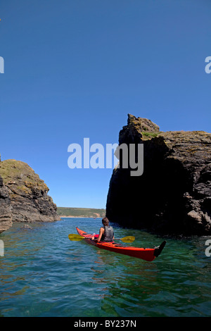 England, Cornwall. Felsfreie Sands, Erkundung der zerklüfteten und atemberaubende Küste Cornwalls mit Seekajak (MR) Stockfoto