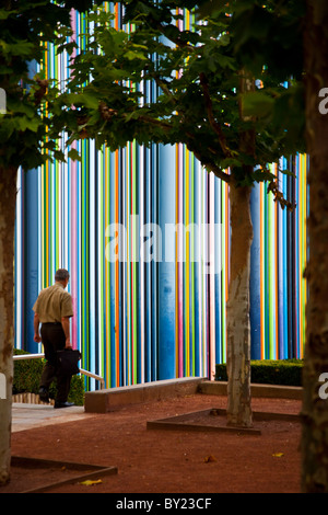 Zeitgenössische Kunst Skulptur groß, dünne farbige Streifen in einem Barcode-Muster in La Défense, dem wichtigsten Geschäftsviertel in Stockfoto