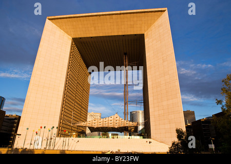 Le Grande Arche in La Défense, dem wichtigsten Geschäftsviertel in Paris, Frankreich Stockfoto