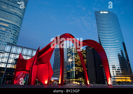 L' Araignée Rouge von Alexander Calder in La Défense, Paris, Frankreich Stockfoto