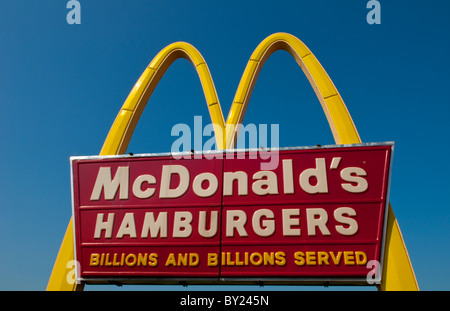 Berühmte McDonalds unterzeichnen, die welches das bekannteste Logo der Welt in New York State aber gut überall mit Milliarden ist Stockfoto