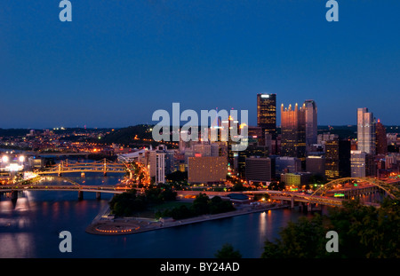 Pittsburgh Pennsylvania und die drei Flüsse Mt Washington zeigt Skyline und wundervolle Nacht Bild PA Birdseye entnommen Stockfoto