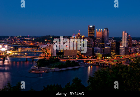 Pittsburgh Pennsylvania und die drei Flüsse Mt Washington zeigt Skyline und wundervolle Nacht Bild PA Birdseye entnommen Stockfoto