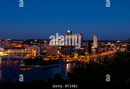 Pittsburgh Pennsylvania und die drei Flüsse Mt Washington zeigt Skyline und wundervolle Nacht Bild PA Birdseye entnommen Stockfoto