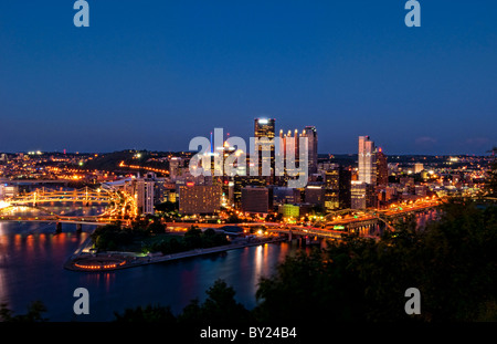 Pittsburgh Pennsylvania und die drei Flüsse Mt Washington zeigt Skyline und wundervolle Nacht Bild PA Birdseye entnommen Stockfoto