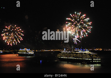 Feuerwerk in New York City am 13. Januar 2011 feierte den Jungfernfahrt Ruf des neuesten Schiff der Cunard, Queen Elizabeth. Stockfoto