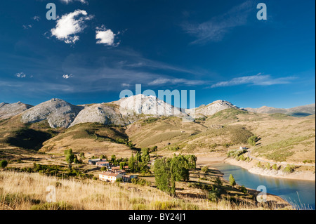 Der Camporedondo-Stausee (Embalse de Camporedondo) und das Dorf von Alba de Los Cardaños, Provinz Palencia, Nordspanien Stockfoto