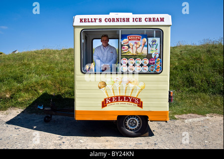 Kellys Eis Verkäufer in mobile Kiosk am Strand in Cornwall an heißen Sommertag. Stockfoto