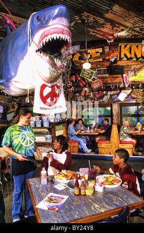 Black African American Frau und Sohn zu Mittag im Fischrestaurant mit Kellnerin Stockfoto