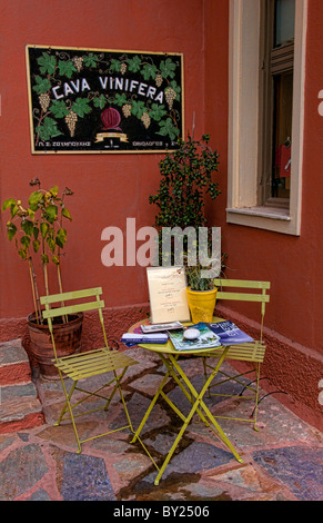 Kleinen urigen Weinkeller laden in der Innenstadt von Athen mit Stuhl und Tisch Stockfoto