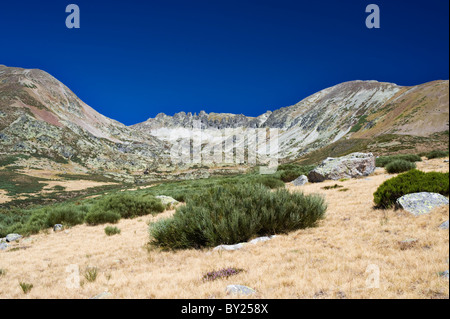 Blick vom Weg in Richtung Lago de Las Lomas, n Fuentes Carriones-Gebirge in der Provinz Palencia Nordspanien Stockfoto