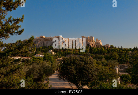 Malerische Aussicht auf die Akropolis und das Parthenon auf Hügel von der Innenstadt von Athen Griechenland Suche oben Stockfoto
