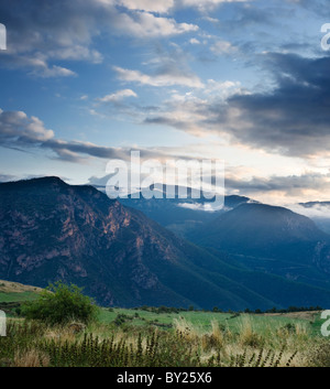 Früh morgens am Dorf von Vilanova de Banat, Alt Urgell, Lérida, Cataloñia, Spanien, mit Blick auf die Pyrenäen Stockfoto