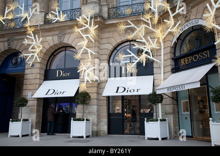 Dior und Repossi Geschäfte in Place Vendome Platz dekoriert für Weihnachten in Paris, Frankreich Stockfoto