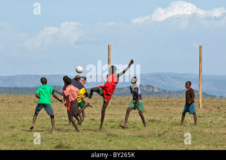 Maasai-Schüler spielen Fußball auf einem provisorischen Platz. Narok District, Kenia Stockfoto