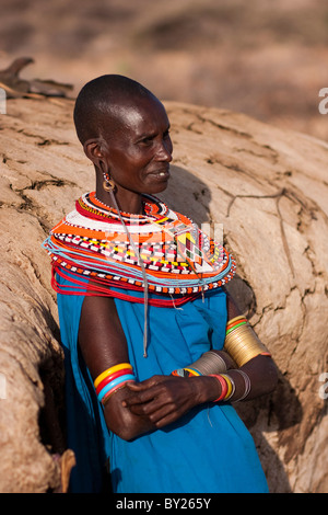 Kenya, Samburu District.  Samburu Trägerin komplizierte Perlenketten, lehnt sich an ihre Lehmhütte gegen Ende der Stockfoto