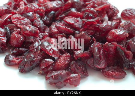 Getrocknete Cranberries auf weißem Hintergrund Stockfoto