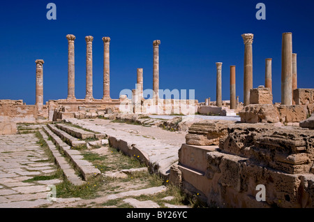 Sabratha, Libyen; Überreste aus der alten römischen Stadt liegen nur abseits des Mittelmeers Stockfoto