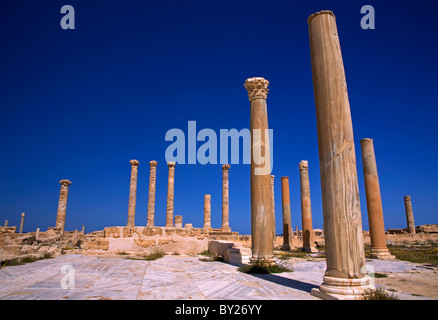 Sabratha, Libyen; Überreste aus der alten römischen Stadt liegen nur abseits des Mittelmeers Stockfoto