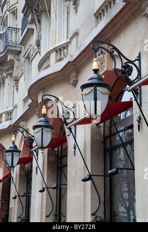 Nahaufnahme von Hotel Plaza Athenee in Paris, Frankreich Stockfoto