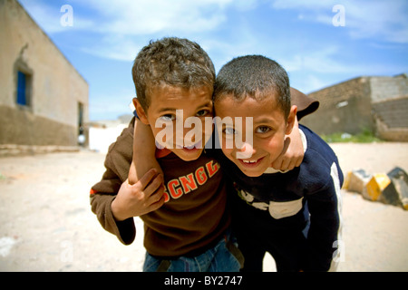 Tripoli, Libyen; Zwei libyschen Kindern posiert für die Kamera an einem von den alten Vierteln der alten Medina Stockfoto