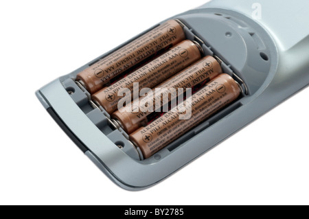 Batterien in der Fernbedienung auf weißem Hintergrund Stockfoto