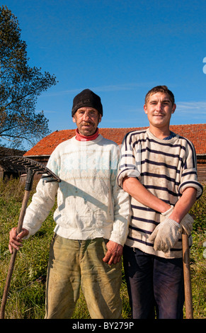 Armer einfache Vater Sohn Landwirte arbeiten in Bauernhof in