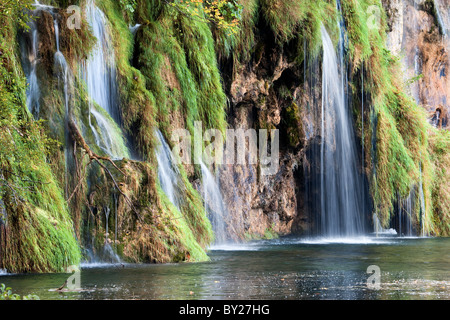 Kleine Wasserfälle in einer wunderschönen Landschaft des Nationalparks Plitvicer Seen in Kroatien Stockfoto