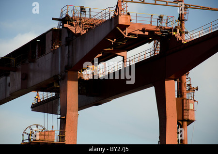 Teil eines Schiffes in Leith Docks, Edinburgh, Schottland, eine Ladung von Streusalz und Splitt entladen festgemacht. Stockfoto