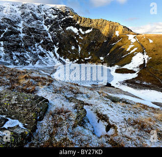 Scharfe Kante im Winter und gefrorene Skalen Tarn auf Blencathra Stockfoto