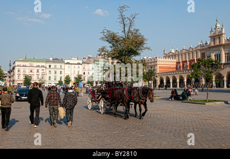 Pferdekutsche Kutsche fahren im Hauptmarkt schöne Krakau Polen Stockfoto