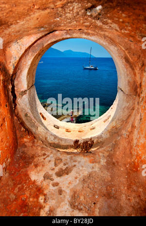 Griechenland, Kefalonia Insel. Foto durch das Fenster der alten venezianischen Leuchtturm in der Nähe von malerischen Dorf Fiskardo. Stockfoto