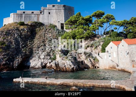 Festung Lovrijenac auf der steilen Klippe in Dubrovnik, Kroatien Stockfoto