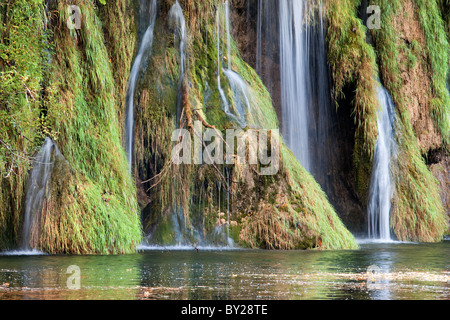 Kleine Wasserfälle in einer wunderschönen Landschaft des Nationalparks Plitvicer Seen in Kroatien Stockfoto