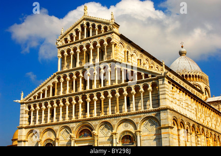 Pisa-Dom oder Catherderal romanischen Fassade Arkaden - Piazza del Miracoli - Pisa - Italien Stockfoto