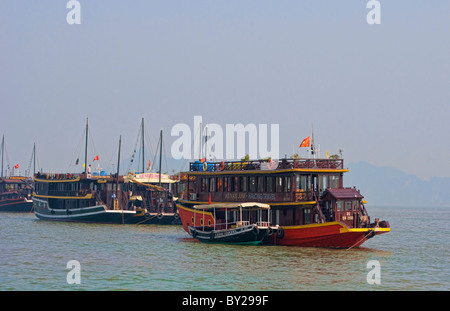 Alte Boote und Vergnügungsreisen auf Halong Bay in schönen Wasser für Touristen zum Entspannen in Vietnam Stockfoto