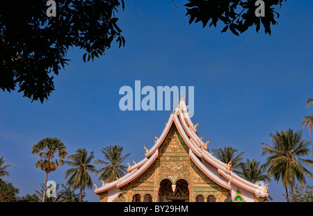 Laos Laos Luang Phabang Nationalmuseum gold Architektur Tempel Peak Palmen Religion Anbetung Schönheit blauen Himmel Asien Asiatische Stockfoto