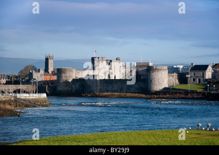 King John's Castle und den Fluss Shannon, Limerick, County Limerick, Munster, Republik von Irland (Eire) Europa Stockfoto