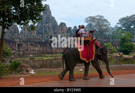 Famous Bayon Tempel mit Touists Reiten Elefanten in Siem Reap Kambodscha Asien Stockfoto