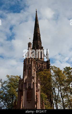 St. Michael Turm und das neue Coventry Kreuz Stockfoto