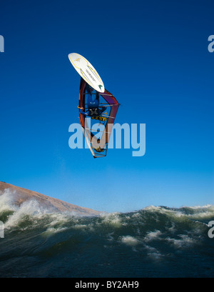 Windsurfer in Mitte zurück Schleife während einer Sommersitzung in Dougs Beach. Stockfoto