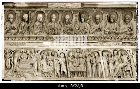 Bas-Relief-Feeze über der Tür das Baptisterium von Pisa Dom, Italien Stockfoto