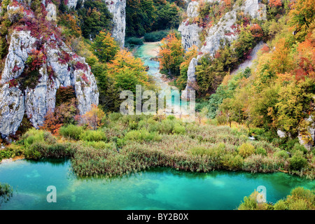 Malerische Herbstlandschaft Tal in den Bergen des Nationalparks Plitvicer Seen, Kroatien Stockfoto