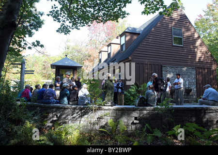 Besucher sammeln für eine gebildete Wanderung durch Acadia National Forest in Maine. Stockfoto