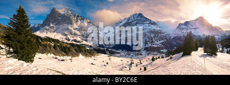 Alpine Pisten mit Blick auf das Wetterhorn (links). Schweizer Alpen, Schweiz Stockfoto