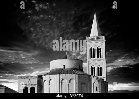 Die byzantinischen St. Donat-Kirche & Campinale Glockenturm der St. Anastasia Cathedral. Zadar, Kroatien Stockfoto