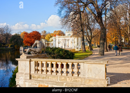 Lazienki Park im Herbst mit Palast auf dem Wasser in Warschau, Polen Stockfoto